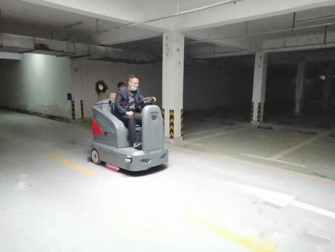 阿坝小区物业保洁不用人力改用驾驶式洗地机了